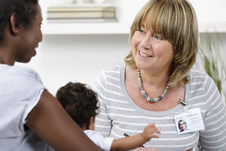 Familienberaterin im Gespräch mit Mutter und Kind: Warmherzige Beratungssituation in heller Umgebung. Familien- und Erziehungsberatungsstellen unterstützen kostenfrei bei Erziehungsfragen, Konflikten, Trennung und Entwicklungsproblemen von Kindern.