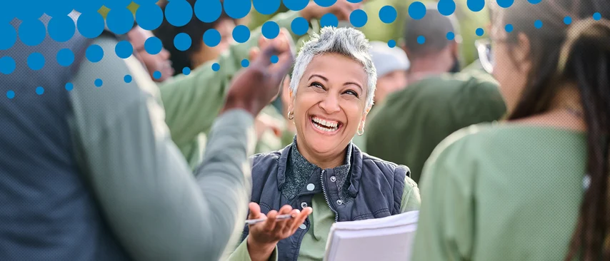 Fröhliche Frau mit grauen Haaren im Gespräch: Willkommenskultur und Integration in Sachsen. Sachsen unterstützt internationale Fachkräfte mit Beratung zur Berufsanerkennung, Sprachkursen und Arbeitsmarktintegration für erfolgreichen Berufseinstieg.