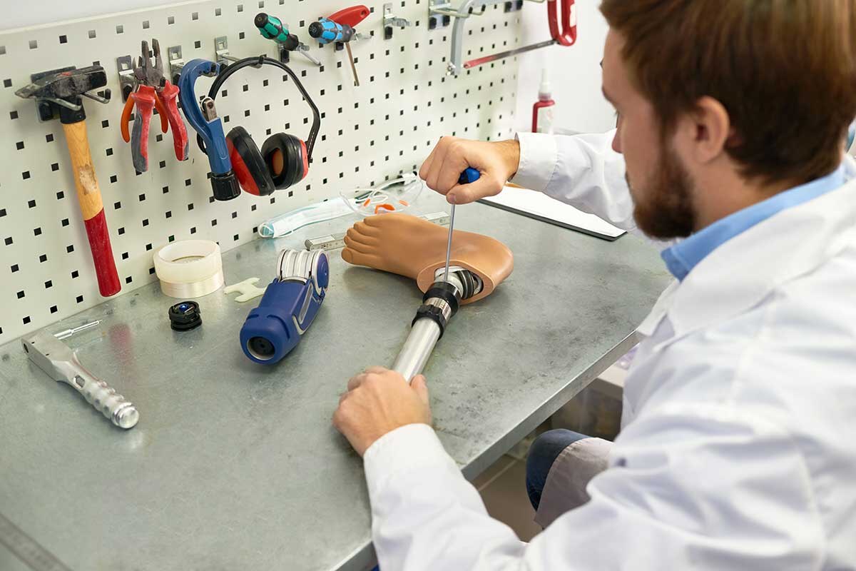 Ein Mann arbeitet am Bau einer Beinprothese