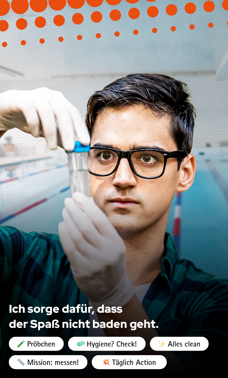 Mann schaut sich eine Probe im Reagenzglas an. Im Hintergrund ist ein Schwimmbad zu sehen.