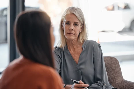 Psychotherapeutin im Gespräch mit Patientin: Einfühlsame Therapiesitzung in ruhiger Praxisumgebung. Psychotherapeuten behandeln psychische Störungen wie Depressionen, Ängste und Traumata durch wissenschaftlich fundierte Gesprächsverfahren.