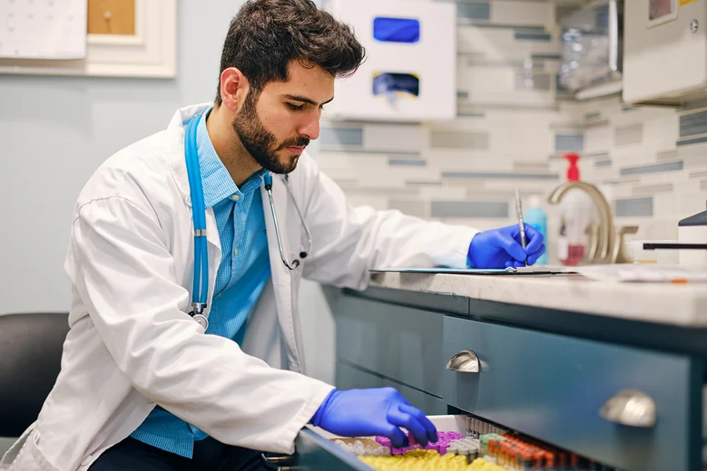 Medizinischer Technologe arbeitet mit Laborproben im Labor. MT führen labordiagnostische Untersuchungen durch, analysieren Körperflüssigkeiten, Gewebe und Zellen zur Unterstützung medizinischer Diagnosen und Therapieplanung in Laboren.